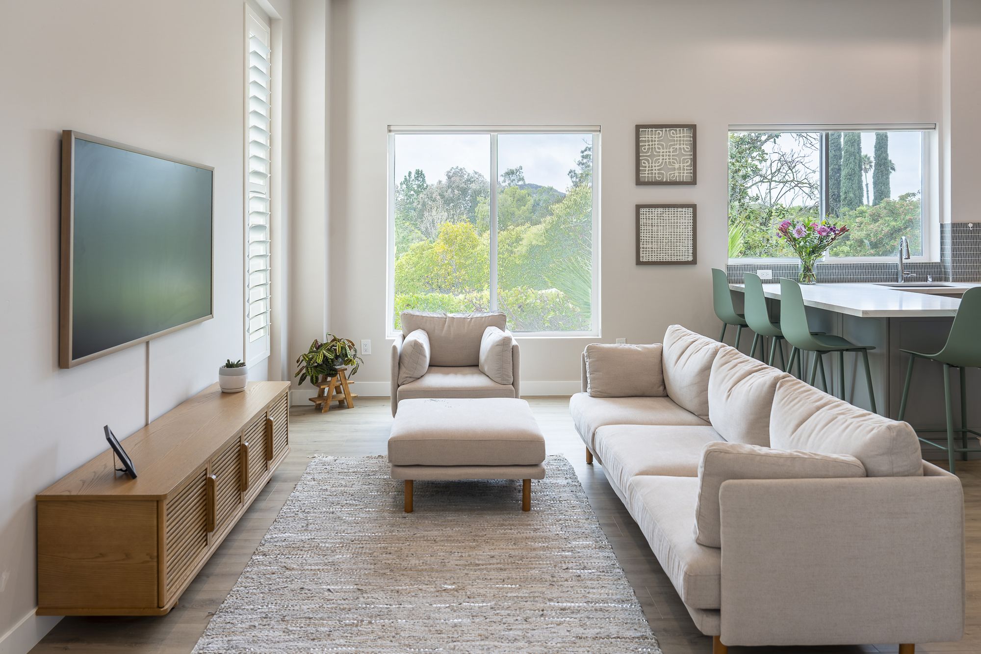 A single-level Rancho Bernardo living space with wide openings and no steps