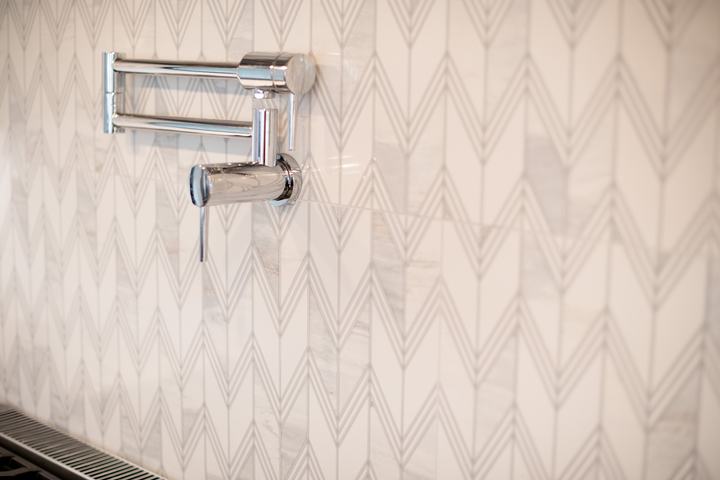 Kitchen Backsplash Kudos Perla Chevron Glossy