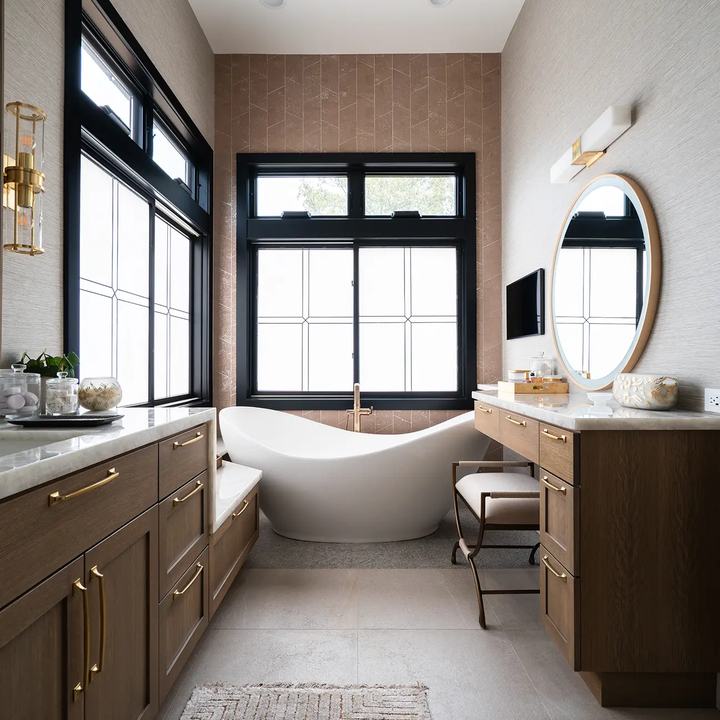 Modern master bath with soaking tub