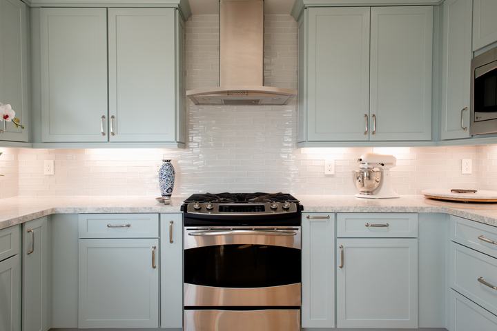 Stainless range and hood with Elysium Casale mosaic backsplash and quartz countertop
