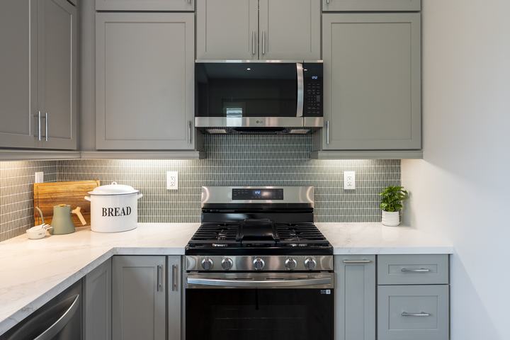 Samsung gas range and Sonoma Hustle Shimmie backsplash